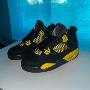 Jordan 4 yellow thunder women size 5.5